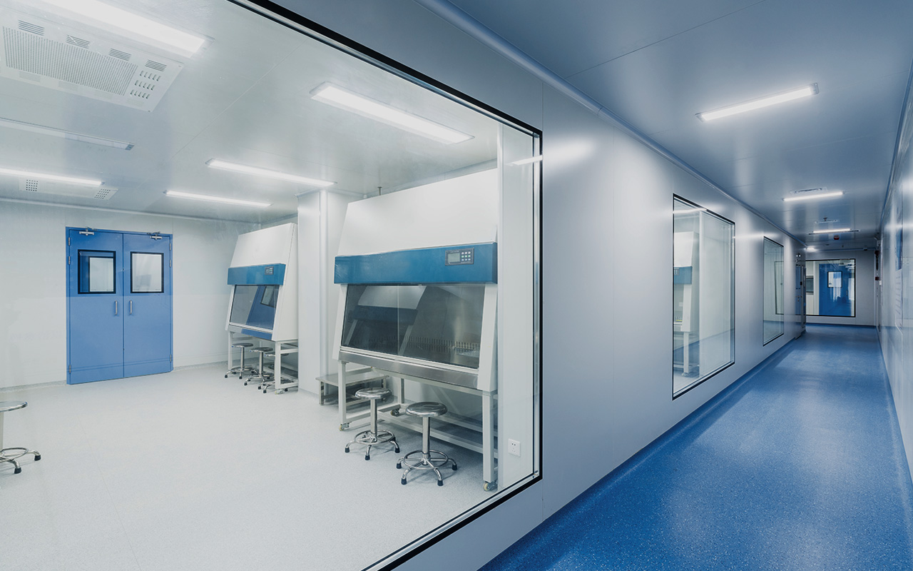 파란색 복도를 중심에 두고 옆에 깨끗한 흰 실험실이 위치해있다.